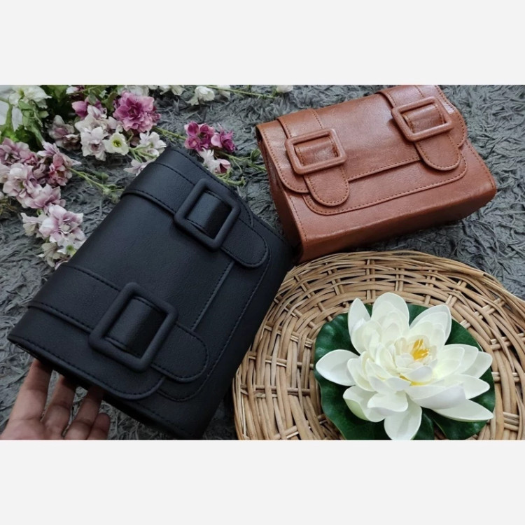 کیف کمربندی جنس چرم سایز 15 در 22 تک رنگ